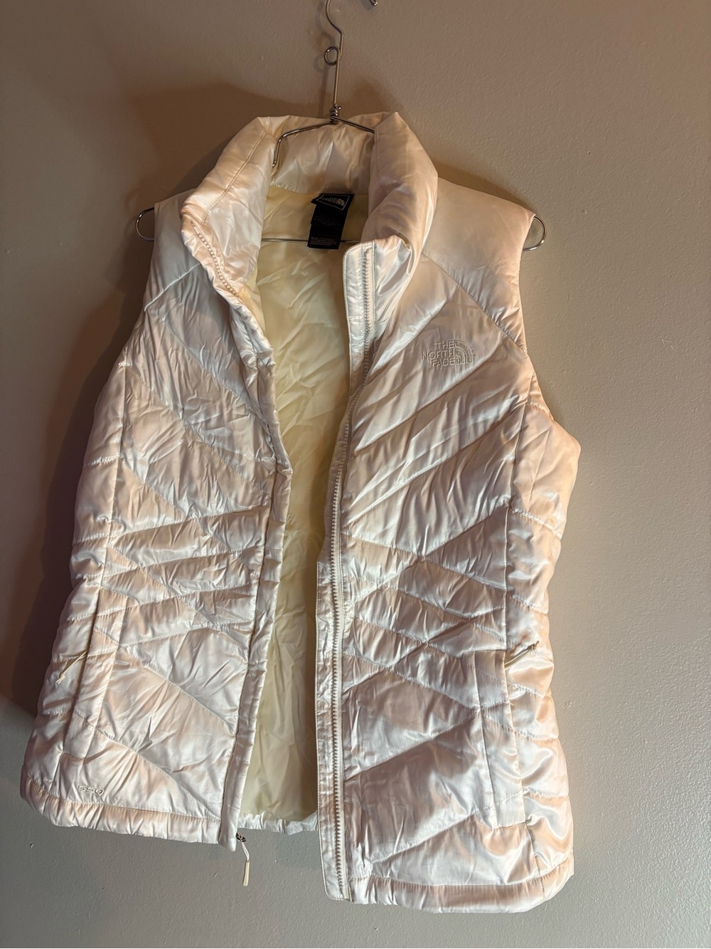 The North Face Women’s White Quilted Down Vest 550 down .
